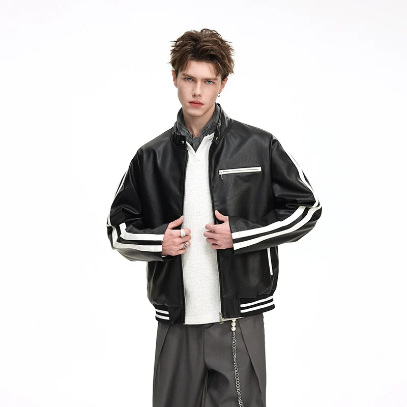 Herren Lederimitat-Collegejacke mit Kontraststreifen, Reißverschlusstaschen und Stehkragen Drune
