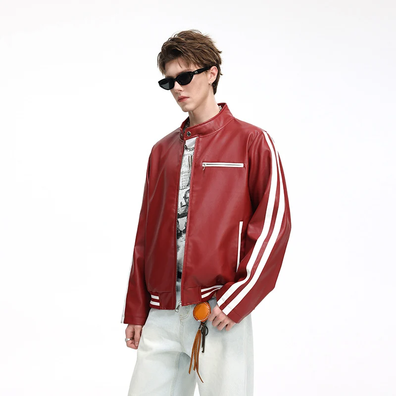 Herren Lederimitat-Collegejacke mit Kontraststreifen, Reißverschlusstaschen und Stehkragen Drune