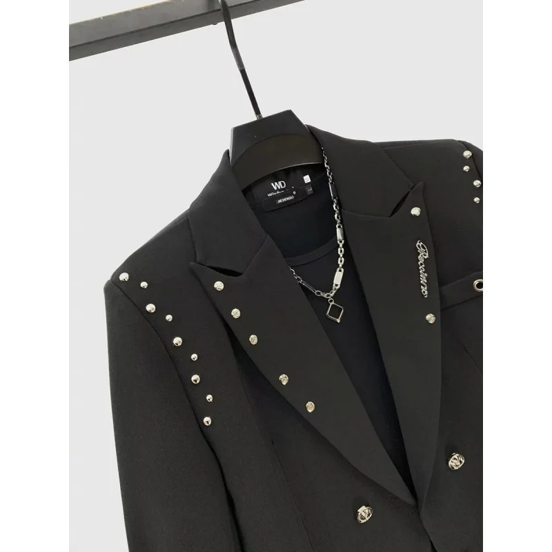 Damen Kurzer Doppelreiher-Blazer mit Nietenbesatz und Schnallenärmeln Drune