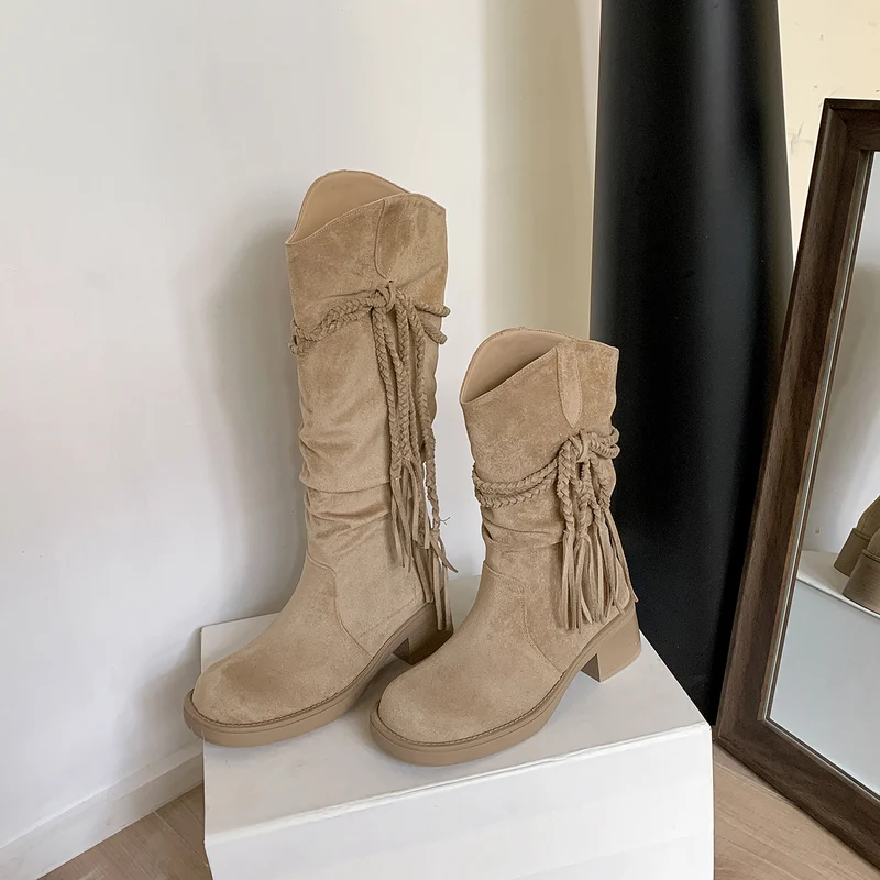 Damen Wadenhohe Veloursleder-Stiefel mit geflochtenem Quastenriemen Drune