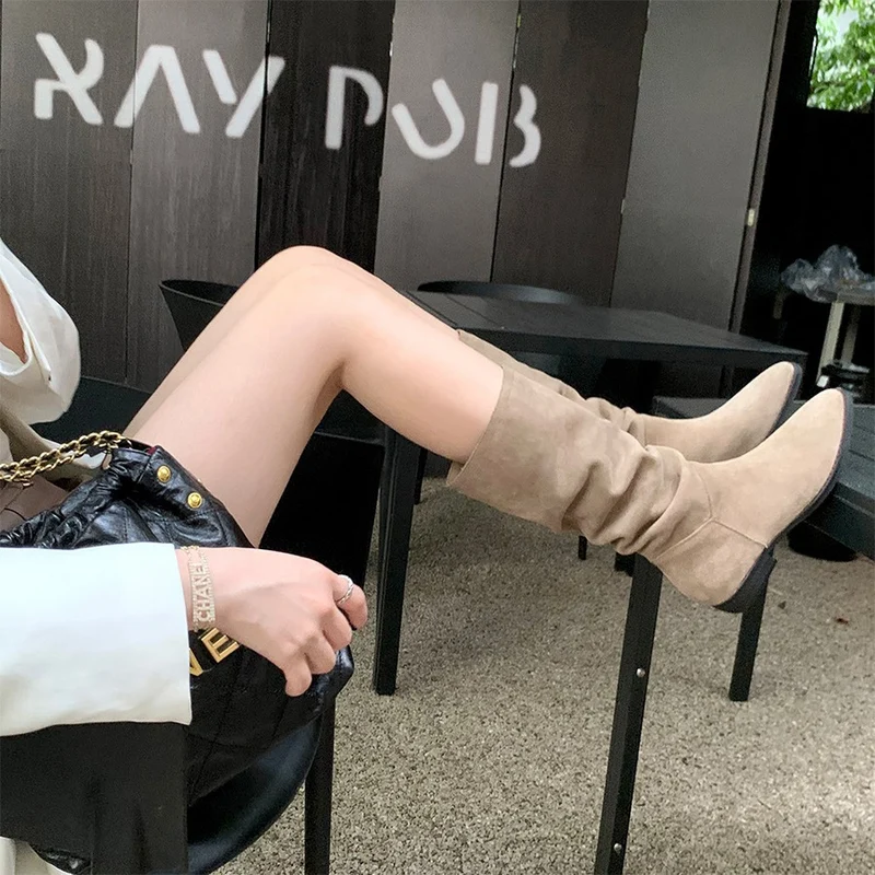 Damen Wadenhohe Stiefel aus Veloursleder mit lässigen Schaftfalten und flachem Absatz Drune