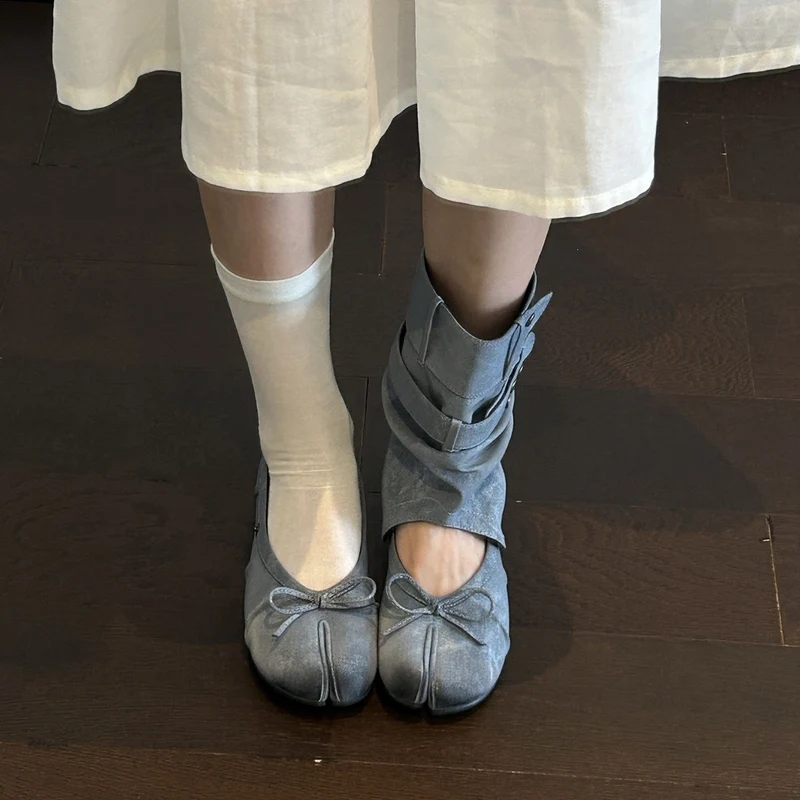 Damen Tabi-inspirierte Veloursleder-Ballerina mit Kappnaht und Schleifen-Detail Drune