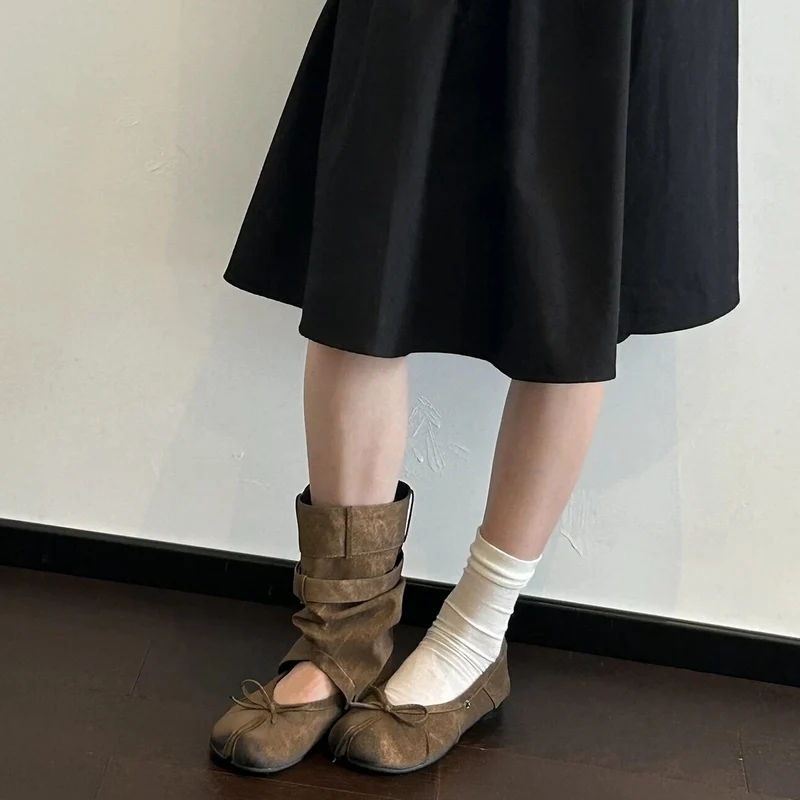 Damen Tabi-inspirierte Veloursleder-Ballerina mit Kappnaht und Schleifen-Detail Drune