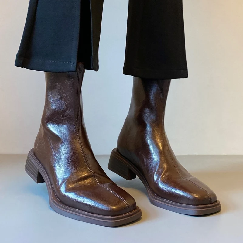 Damen Stiefelette im Reitstiefel‑Look aus softem Glattleder mit quadratischer Kappnaht und gestapeltem Blockabsatz Drune