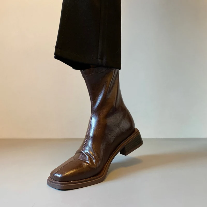 Damen Stiefelette im Reitstiefel‑Look aus softem Glattleder mit quadratischer Kappnaht und gestapeltem Blockabsatz Drune