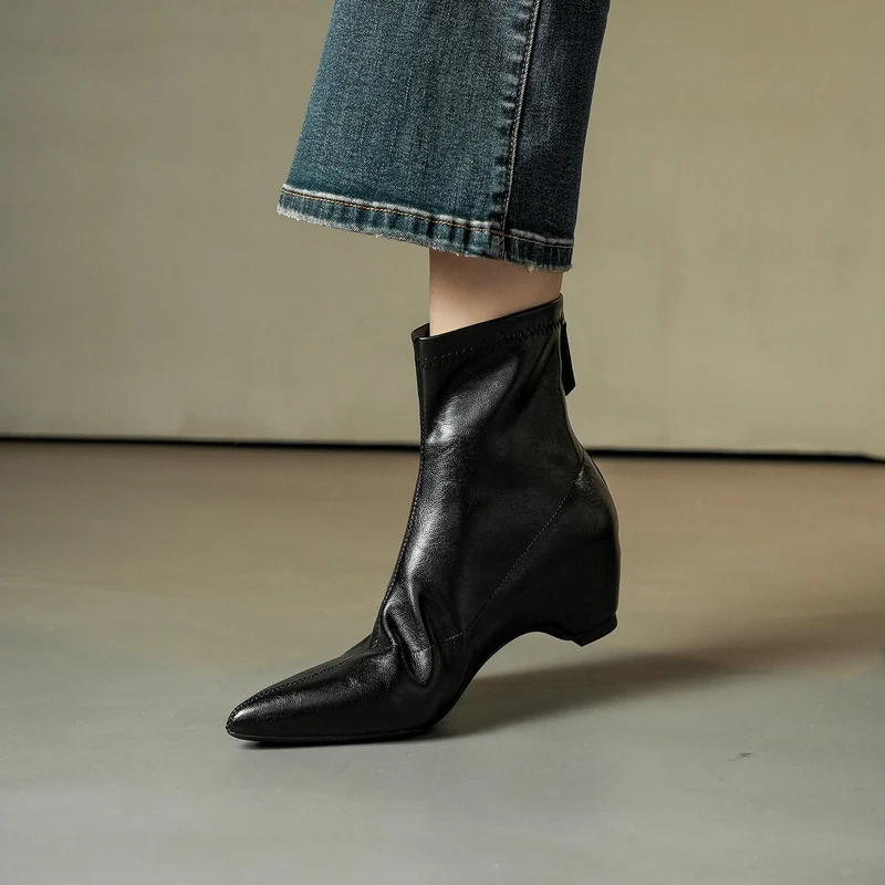 Damen Spitz zulaufende Ankle-Boots aus Glattleder mit integriertem Keilabsatz Drune