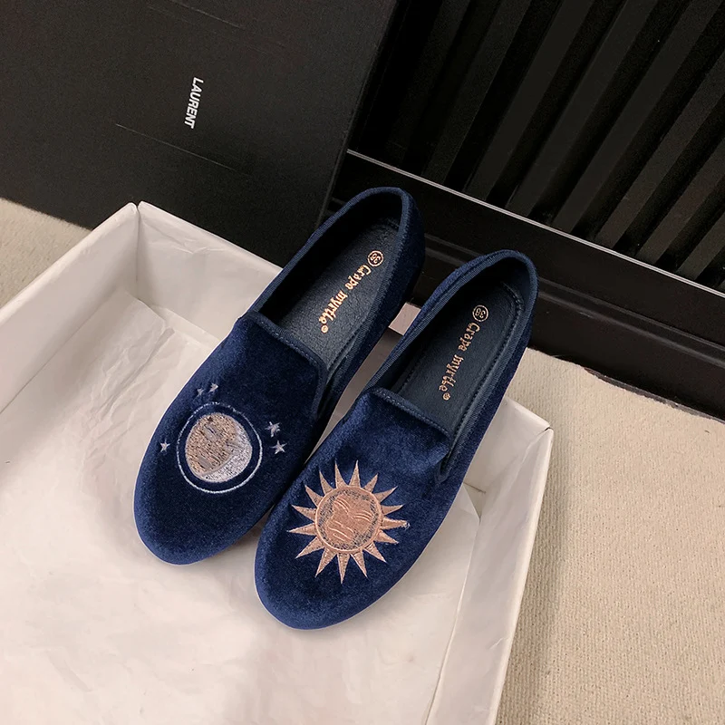 Damen Samt-Slipper mit Sonnenstickerei und goldener Absatzkappe Drune