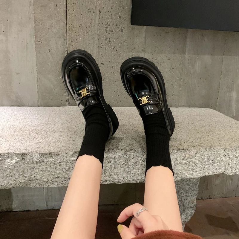 Damen Plateau-Loafer im Retro-Glanz mit markantem Zierriemen Drune