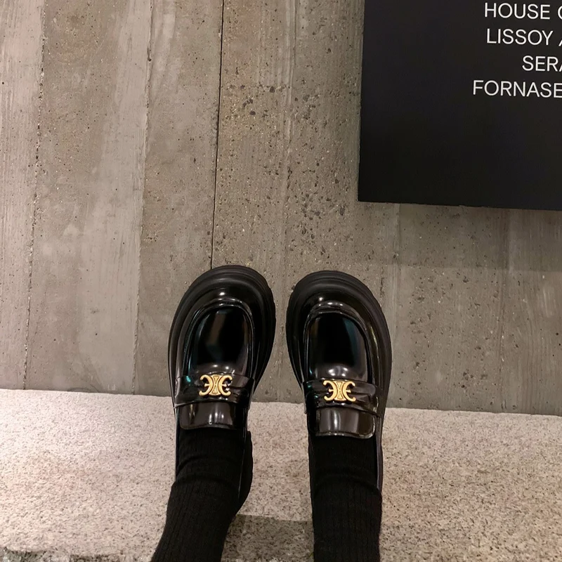 Damen Plateau-Loafer im Retro-Glanz mit markantem Zierriemen Drune