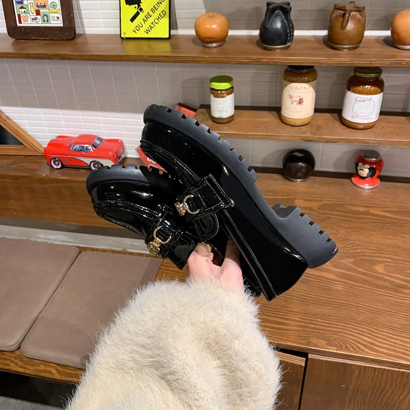Damen Patentleder‑Plateau‑Loafer mit Goldkettchen und profilierter Lugsohle Drune