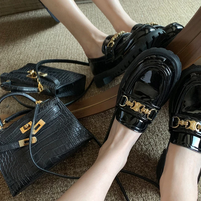 Damen Patentleder‑Plateau‑Loafer mit Goldkettchen und profilierter Lugsohle Drune