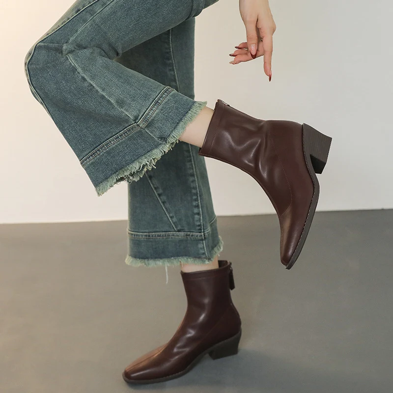 Damen Minimalistische Sock‑Ankleboot aus Glattleder mit hinterem Reißverschluss und sculpted Blockabsatz Drune