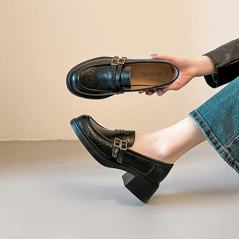 Damen Loafer mit skulpturalem Blockabsatz und Doppelriemen-Detail Drune
