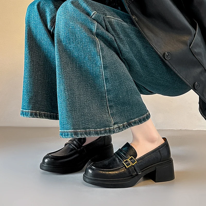 Damen Loafer mit skulpturalem Blockabsatz und Doppelriemen-Detail Drune