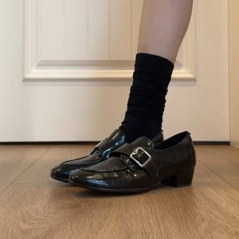 Damen Loafer mit poliertem Finish, dekorativer Metallschnalle und niedrigem Blockabsatz Drune