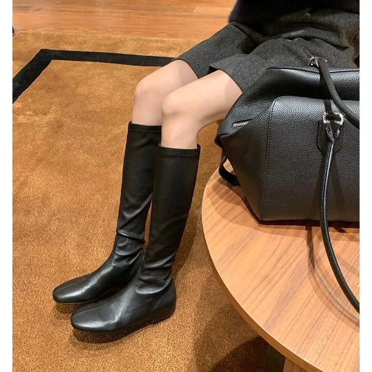 Damen Lederstiefel kniehoch mit schlanker Silhouette und flachem Absatz Drune