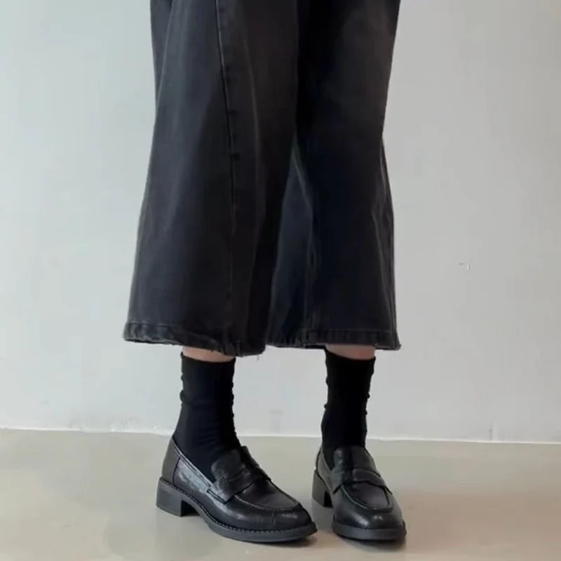 Damen Leder-Penny‑Loafer mit gesteppter Kappnaht und niedrigem Blockabsatz Drune