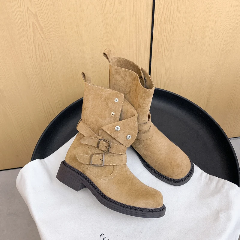 Damen Kurzschaft-Bikerboot aus Wildleder mit verstellbaren Schnallen und markantem Blockabsatz Drune