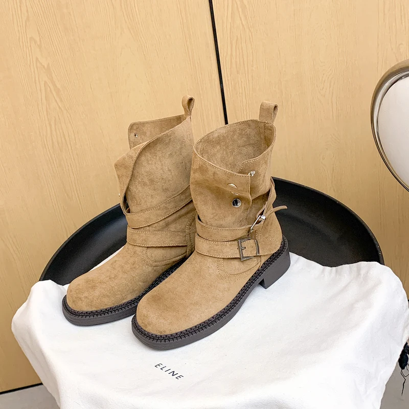 Damen Kurzschaft-Bikerboot aus Wildleder mit verstellbaren Schnallen und markantem Blockabsatz Drune