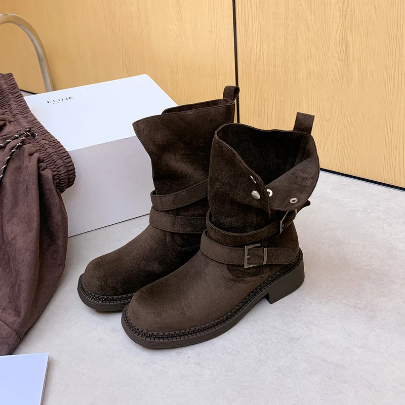 Damen Kurzschaft-Bikerboot aus Wildleder mit verstellbaren Schnallen und markantem Blockabsatz Drune