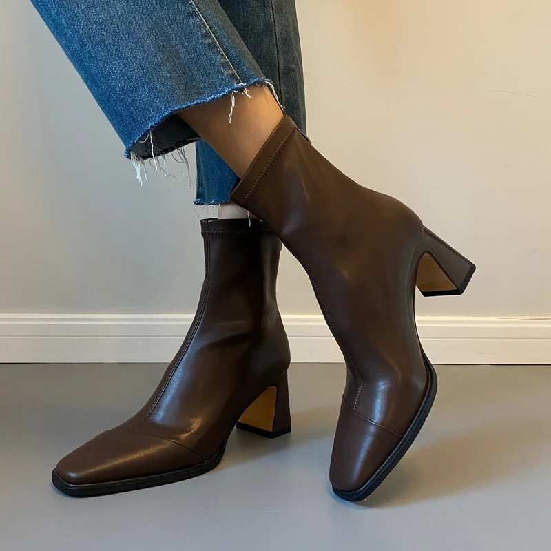 Damen Knöchelstiefel mit nahtlosem Schaft und skulpturalem Blockabsatz Drune