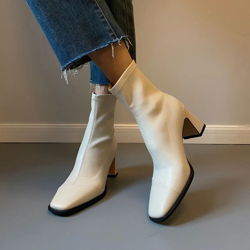Damen Knöchelstiefel mit nahtlosem Schaft und skulpturalem Blockabsatz Drune