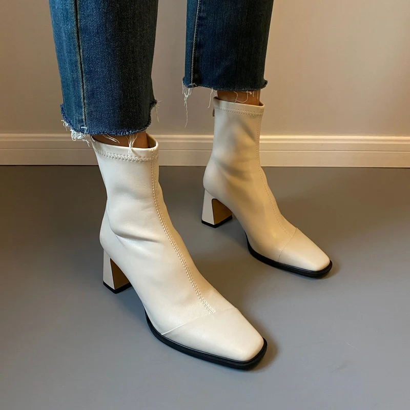 Damen Knöchelstiefel mit nahtlosem Schaft und skulpturalem Blockabsatz Drune