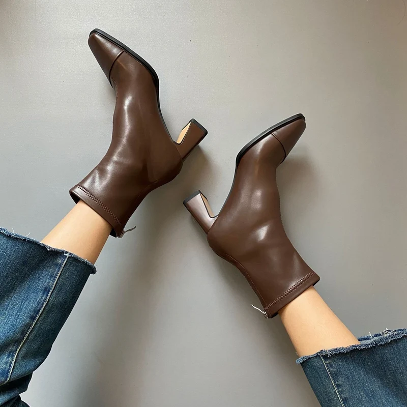 Damen Knöchelstiefel mit nahtlosem Schaft und skulpturalem Blockabsatz Drune