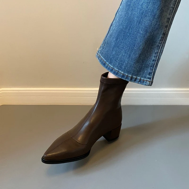 Damen Knöchelhohe Leder-Ankleboots mit spitzer Kappenform und sculpted Blockabsatz Drune