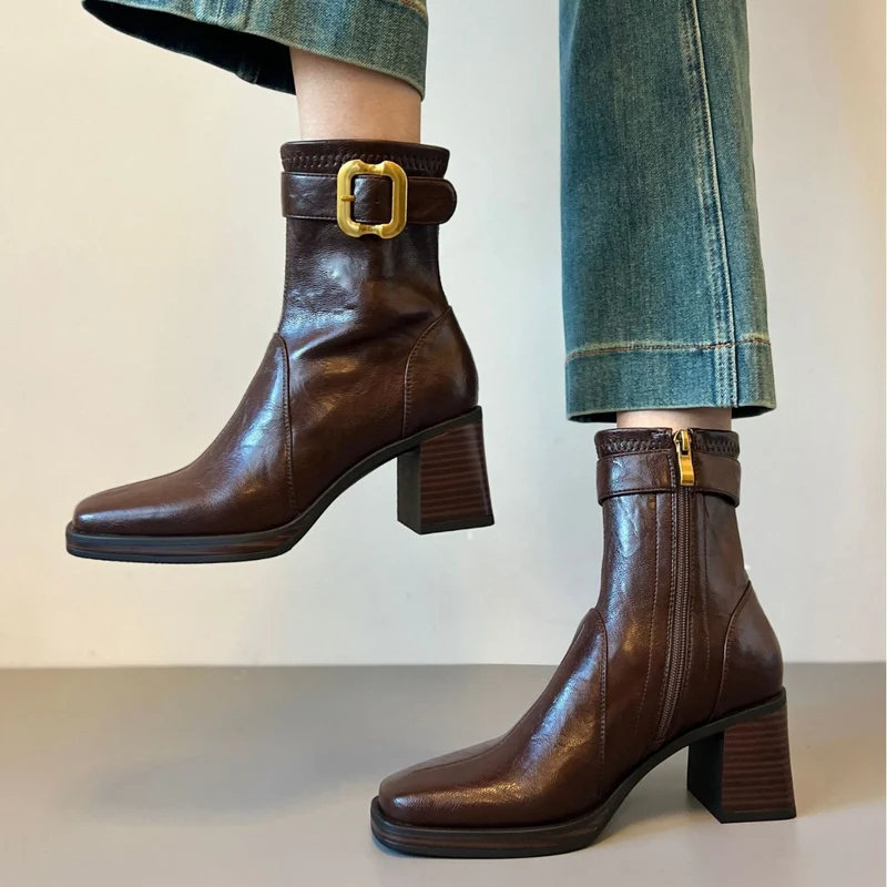Damen knöchelhohe Glattleder‑Stiefelette mit markantem Blockabsatz, Plateau‑Sohle, seitlichem Reißverschluss und dekorativem Gurt Drune