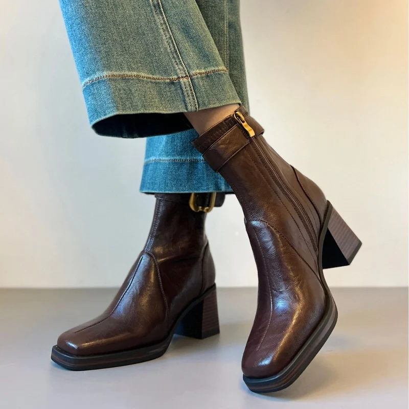 Damen knöchelhohe Glattleder‑Stiefelette mit markantem Blockabsatz, Plateau‑Sohle, seitlichem Reißverschluss und dekorativem Gurt Drune