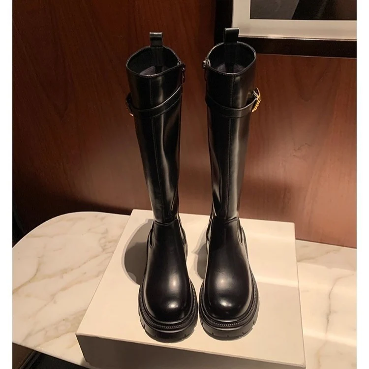 Damen Kniestiefel mit profilierter Lug‑Sohle und dekorativem Schnallenriemen Drune