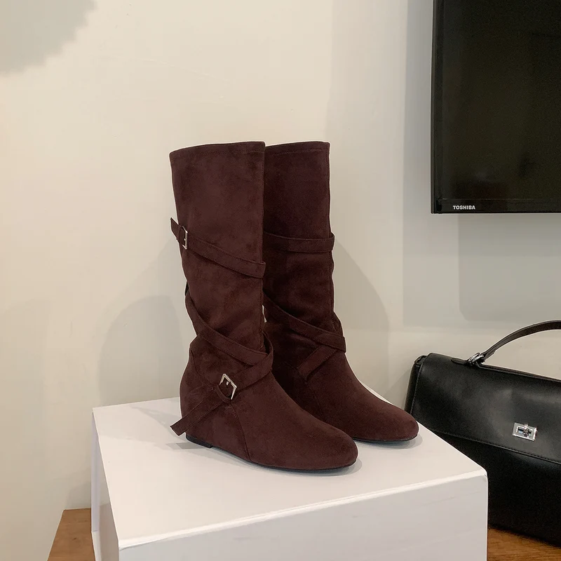 Damen Kniehohe Velourslederstiefel mit Wickelriemen und flachem Keilabsatz Drune
