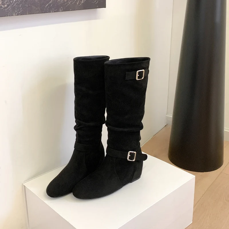Damen Kniehohe Veloursleder-Slouchstiefel mit verstellbaren Zierriemen und flacher Keilsohle Drune