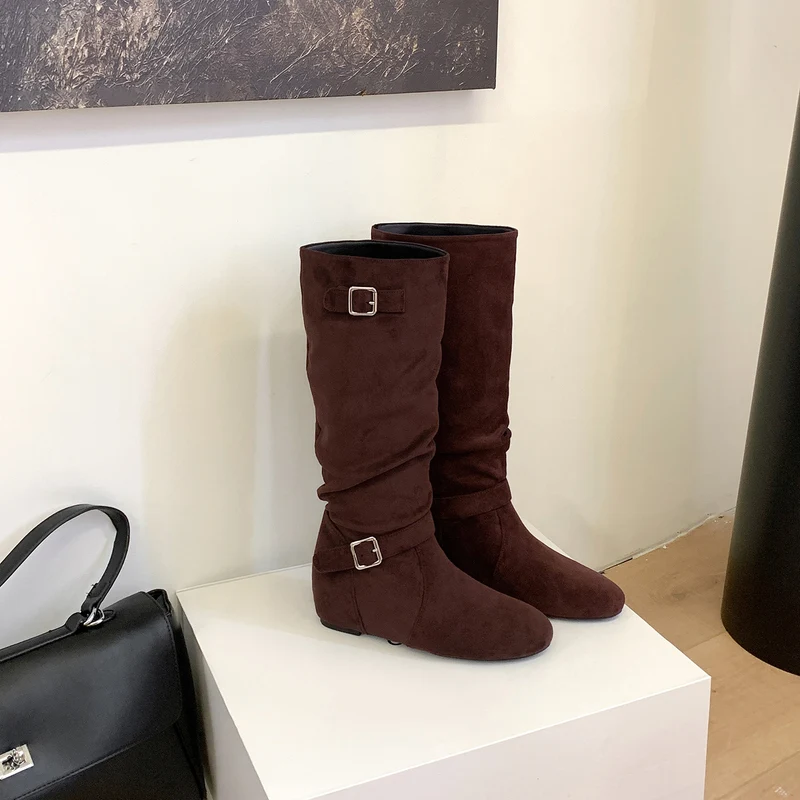 Damen Kniehohe Veloursleder-Slouchstiefel mit verstellbaren Zierriemen und flacher Keilsohle Drune