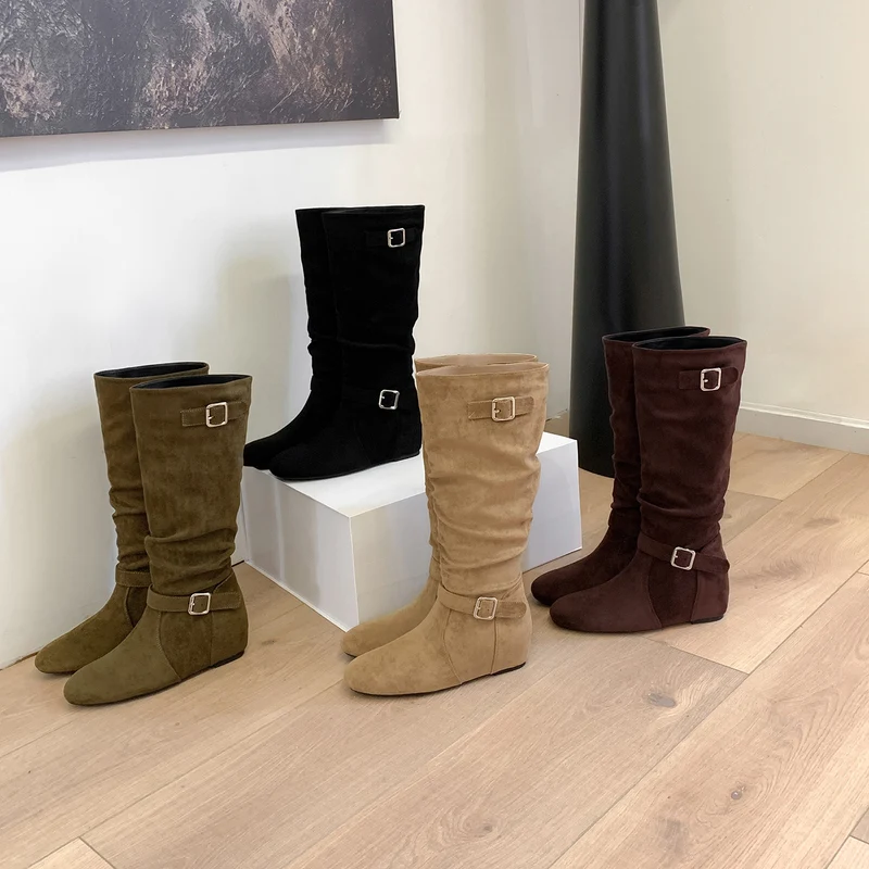 Damen Kniehohe Veloursleder-Slouchstiefel mit verstellbaren Zierriemen und flacher Keilsohle Drune