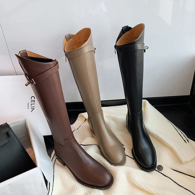 Damen kniehohe Stiefel mit schlanker Schaftform, Innenseiten-Reißverschluss und dekorativem Schnallenriemen Drune