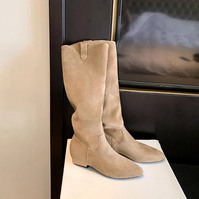 Damen Kniehohe Slouch‑Stiefel aus weichem Veloursleder mit spitzer Zehenpartie und niedrigem Absatz Drune