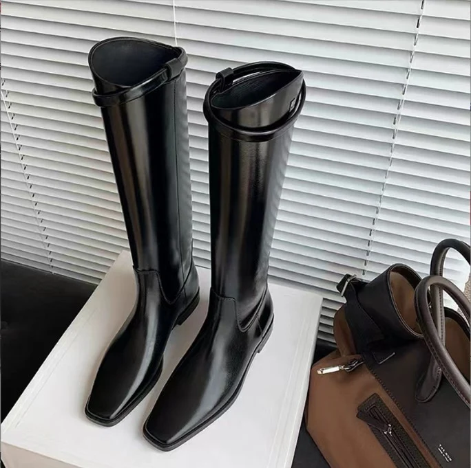 Damen Kniehohe Reitstiefel aus Glattleder mit quadratischer Zehenpartie und schlanker Silhouette Drune