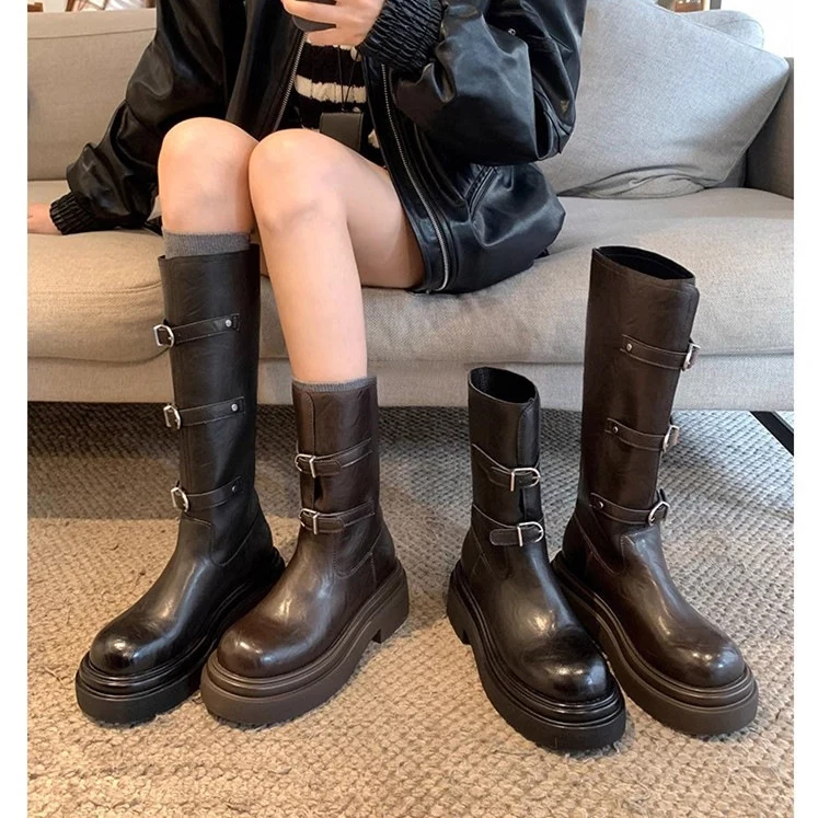 Damen kniehohe Plateau‑Bikerstiefel mit markanter Lug‑Sohle und drei Ziergürteln Drune