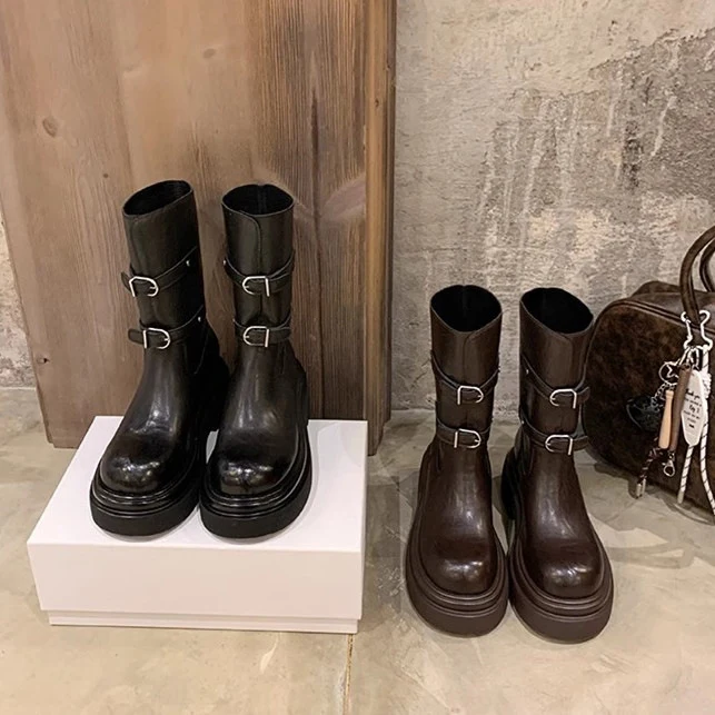 Damen kniehohe Plateau‑Bikerstiefel mit markanter Lug‑Sohle und drei Ziergürteln Drune