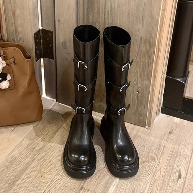 Damen kniehohe Plateau‑Bikerstiefel mit markanter Lug‑Sohle und drei Ziergürteln Drune