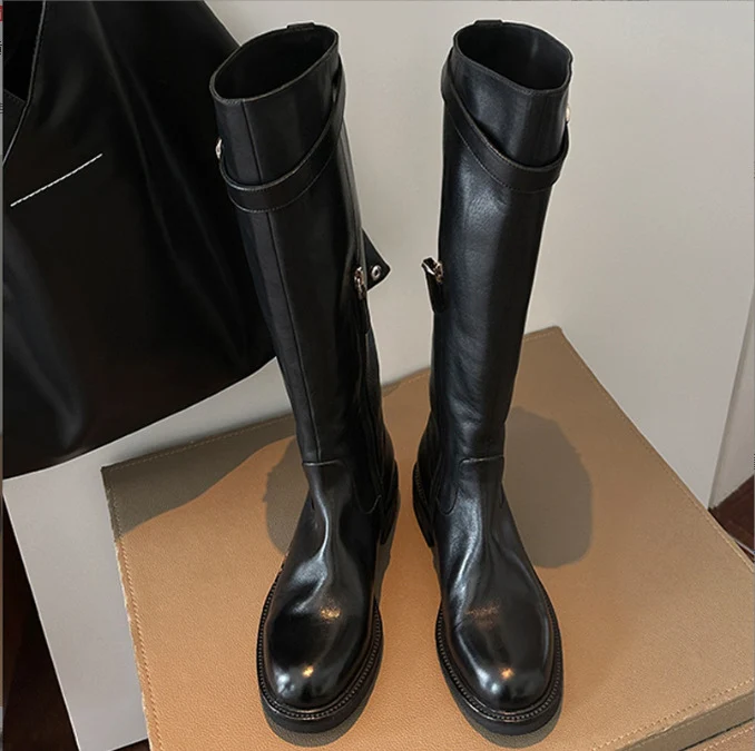 Damen kniehohe Lederstiefel mit flacher Profilsohle und Ziergurt Drune