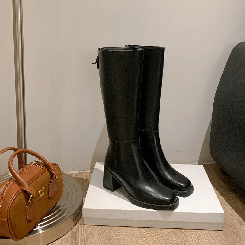 Damen Kniehohe Glattleder-Stiefel mit skulpturalem Blockabsatz und Rückenreißverschluss Drune