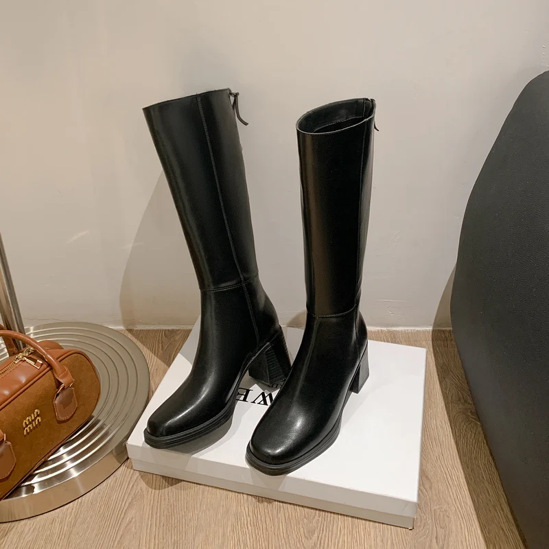 Damen Kniehohe Glattleder-Stiefel mit skulpturalem Blockabsatz und Rückenreißverschluss Drune
