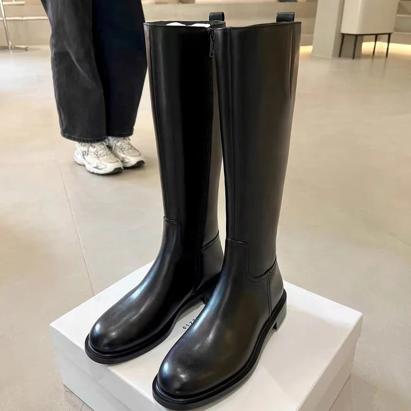 Damen Kniehohe Glattleder-Stiefel mit schlanker Silhouette und flacher Profilsohle Drune