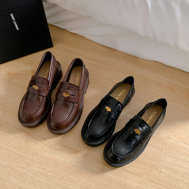 Damen Chunky Pennyloafer mit profilierter Plateau‑Lug‑Sohle und goldener Zierapplikation Drune