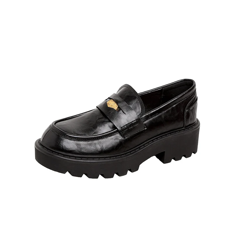 Damen Chunky Pennyloafer mit profilierter Plateau‑Lug‑Sohle und goldener Zierapplikation Drune