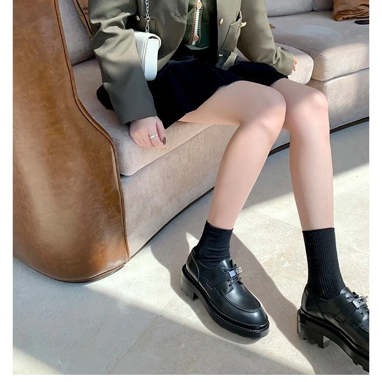 Damen Chunky‑Loafer mit profilierter Lug‑Sohle, breitem Riemen und metallischer Zierkappe Drune
