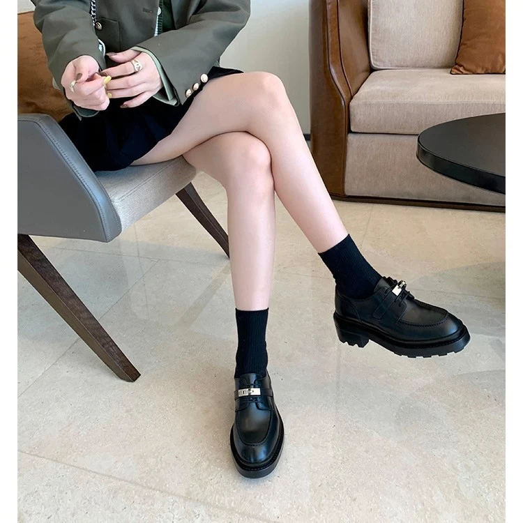 Damen Chunky‑Loafer mit profilierter Lug‑Sohle, breitem Riemen und metallischer Zierkappe Drune